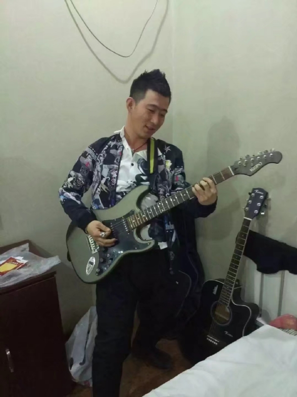 小吉他的第一张照片--开封相亲服务中心