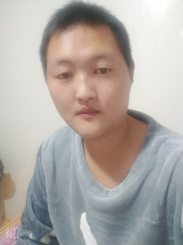 烟圈里透着伤的第二张照片--开封相亲服务中心