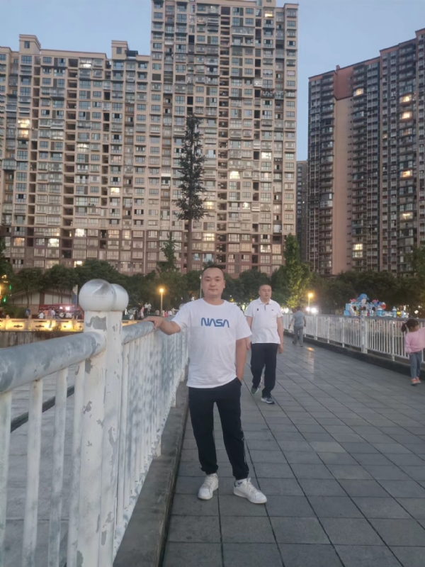 寂寞的男人的第一张照片--开封相亲服务中心