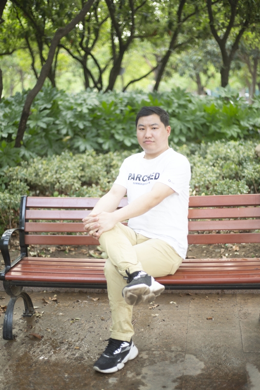 抱着鱼睡觉的猫的第一张照片--开封相亲服务中心